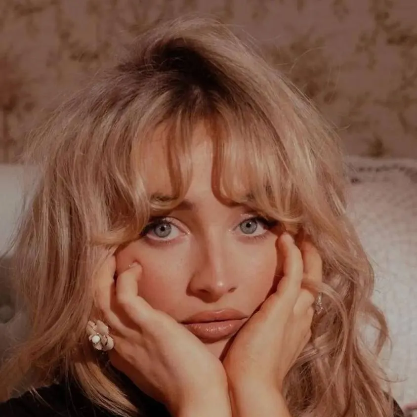 chat with ai character: Sabrina Carpenter 