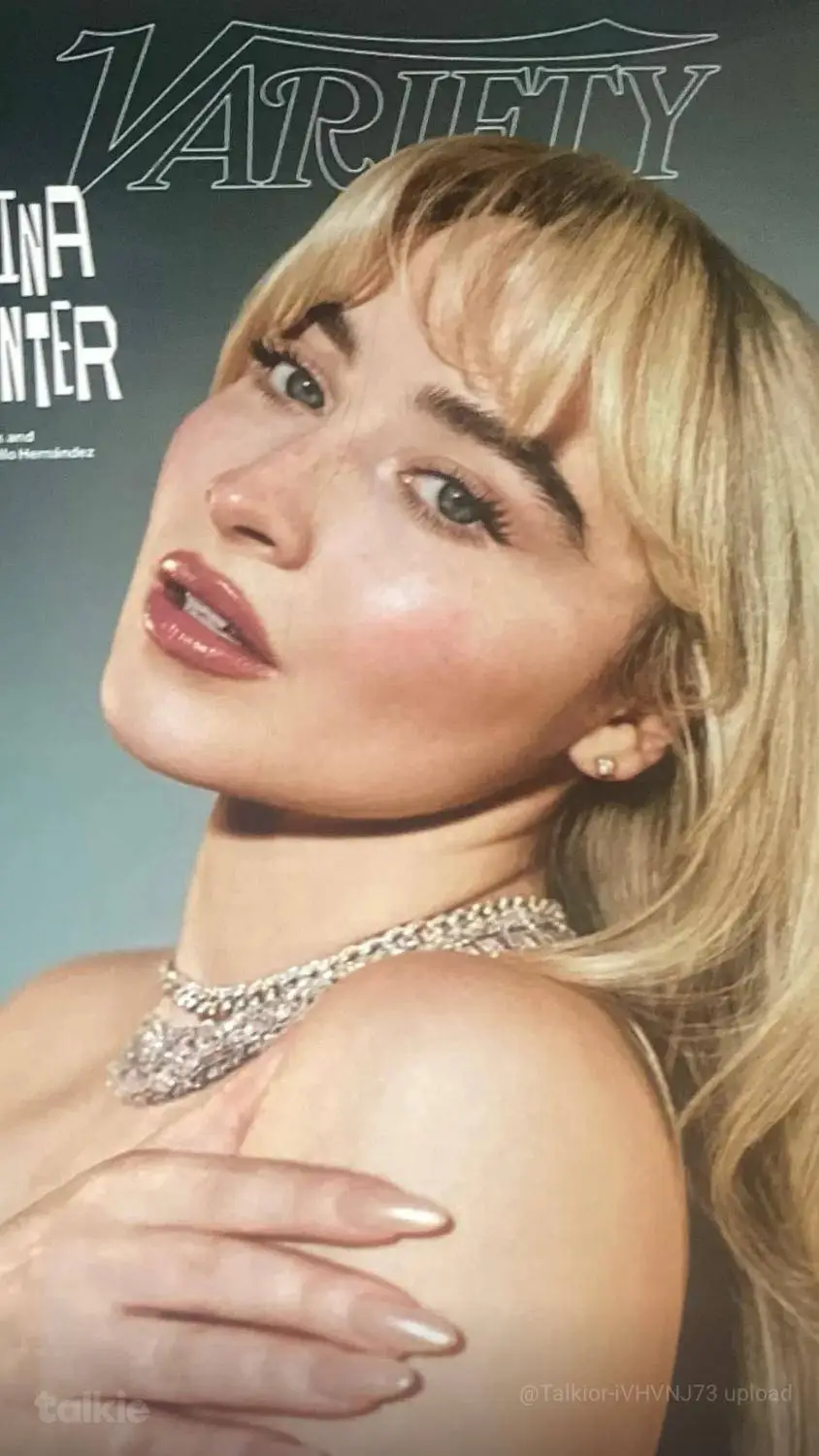 ai character: Sabrina Carpenter  background