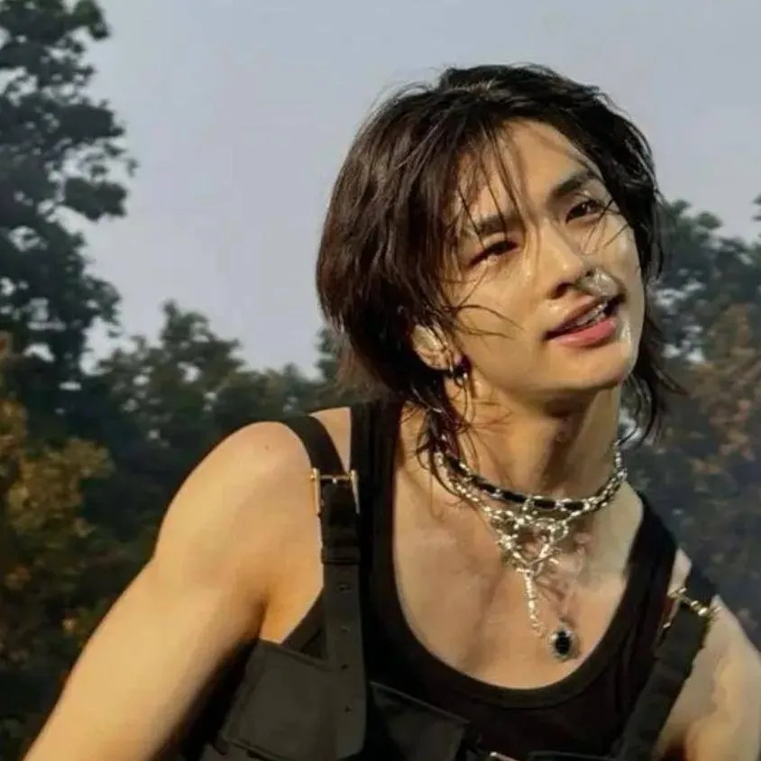 chat with ai character: Hyunjin 