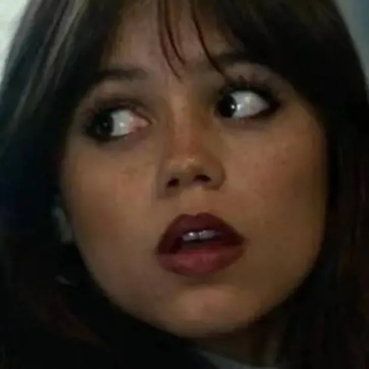 chat with ai character: Jenna Ortega 