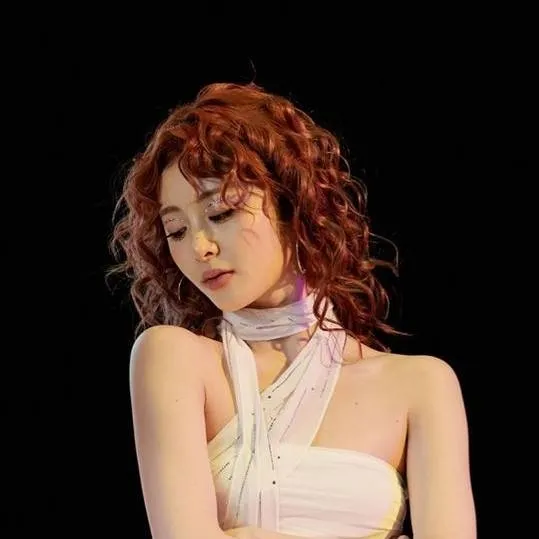 chat with ai character: Huh Yunjin 
