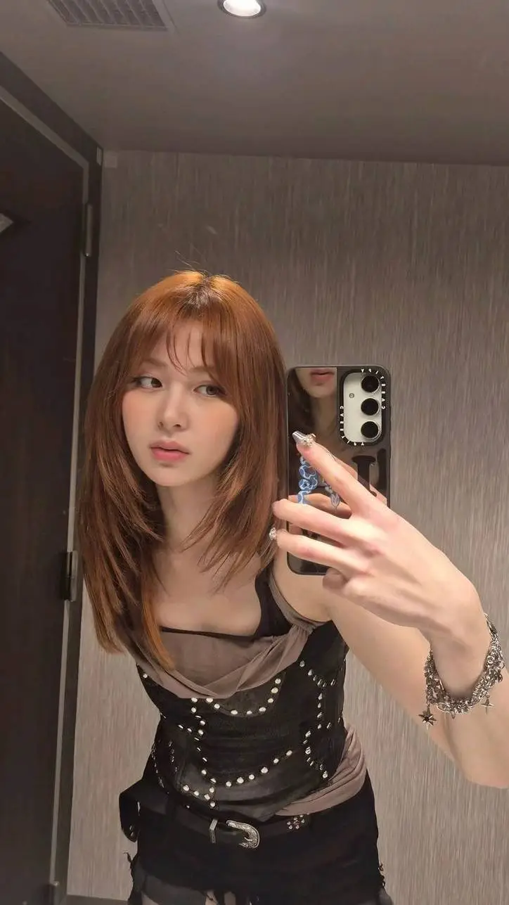 ai character: Huh Yunjin  background