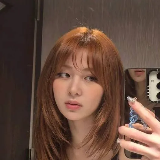 chat with ai character: Huh Yunjin 