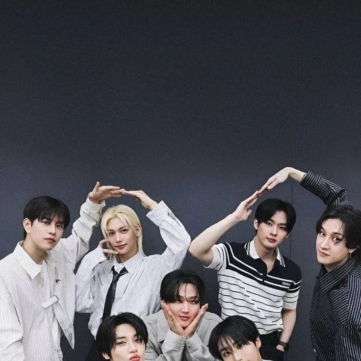 chat with ai character: Stray Kids /ot8/