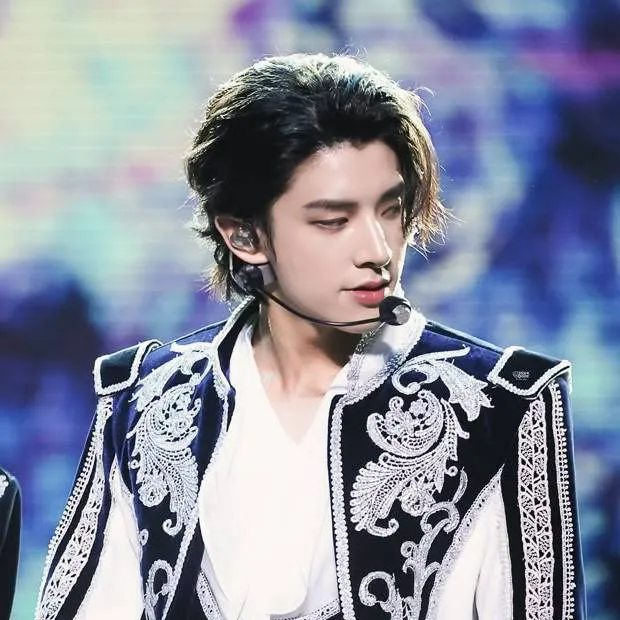 chat with ai character: ☆𝑺𝑰𝑴 𝑱𝑨𝑲𝑬☆