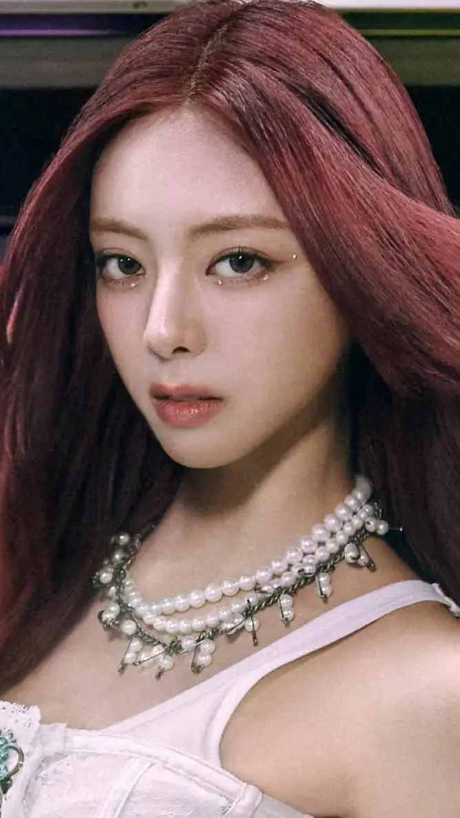 ai character: Юна (ITZY)❤️ background