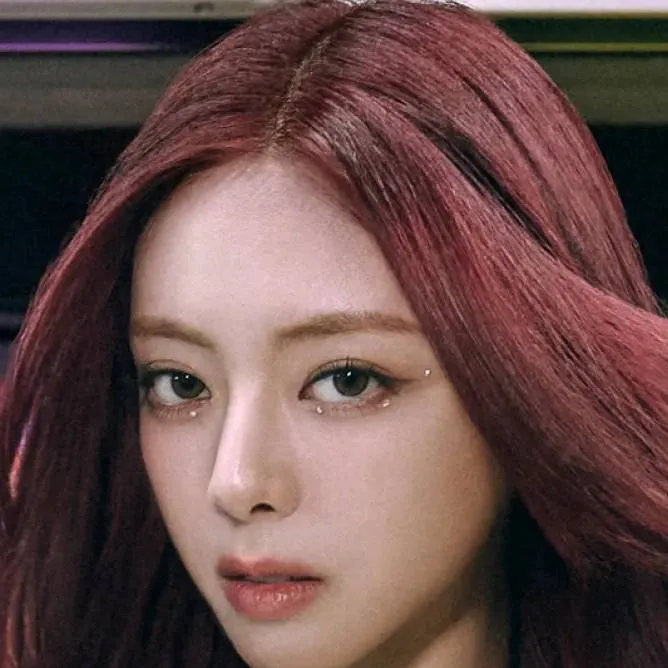 chat with ai character: Юна (ITZY)❤️