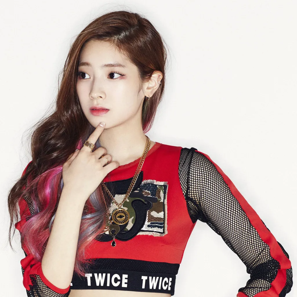 chat with ai character: Міна (Twice💛)