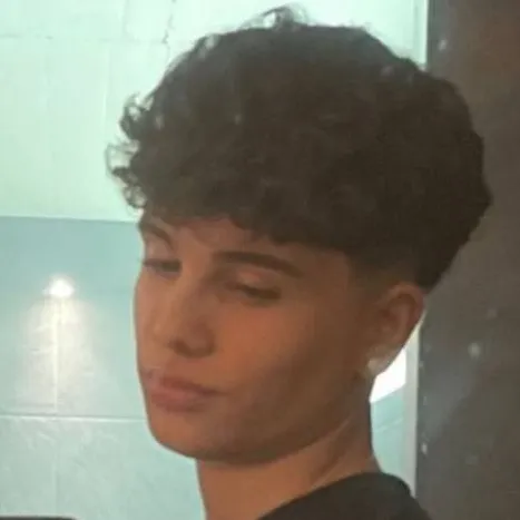 chat with ai character: Toni