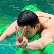 chat with ai character: 🥀hwang hyunjin 🥀