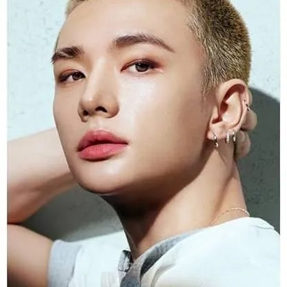chat with ai character: hyunjin 