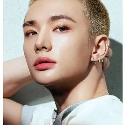 chat with ai character: hyunjin 