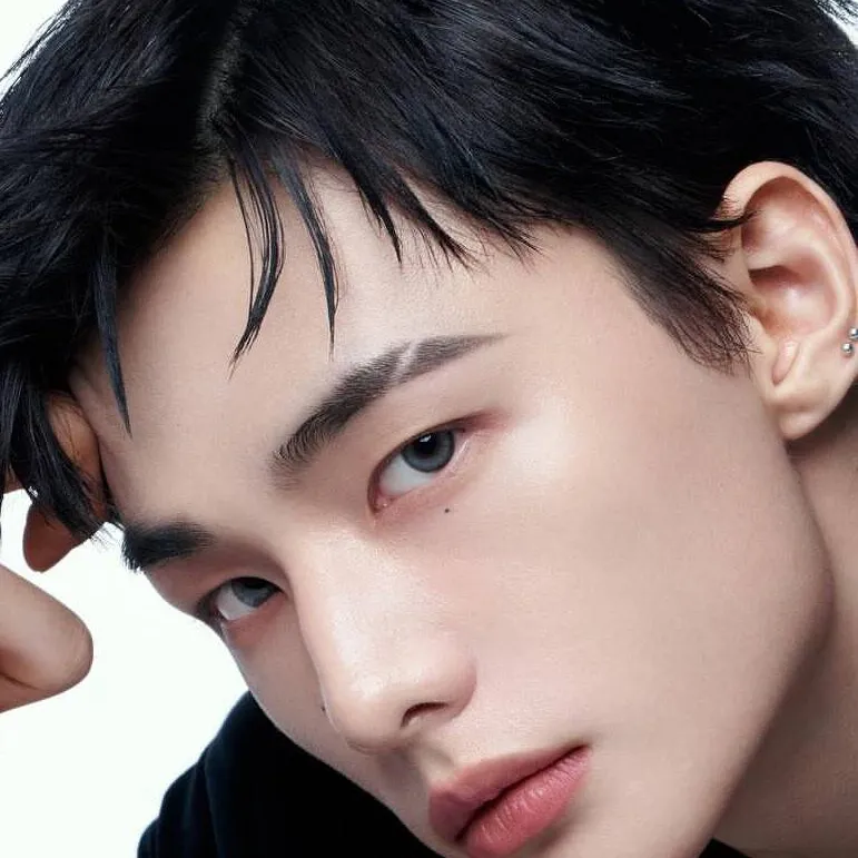 chat with ai character: hyunjin 
