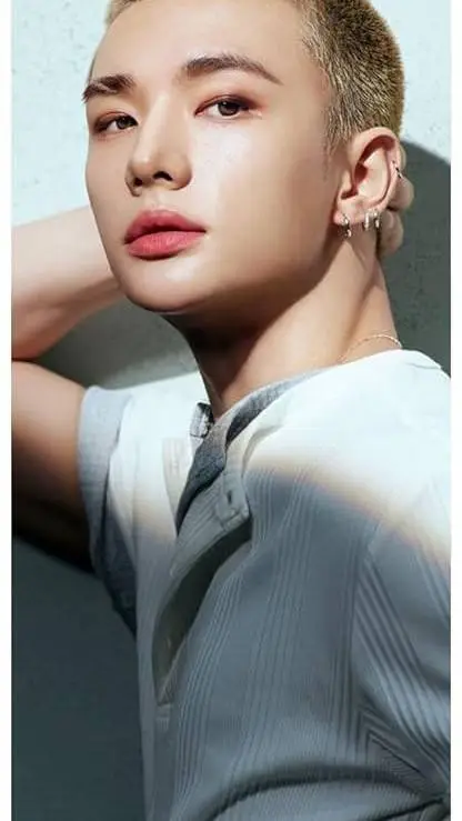 ai character: hyunjin  background