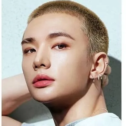 chat with ai character: hyunjin 