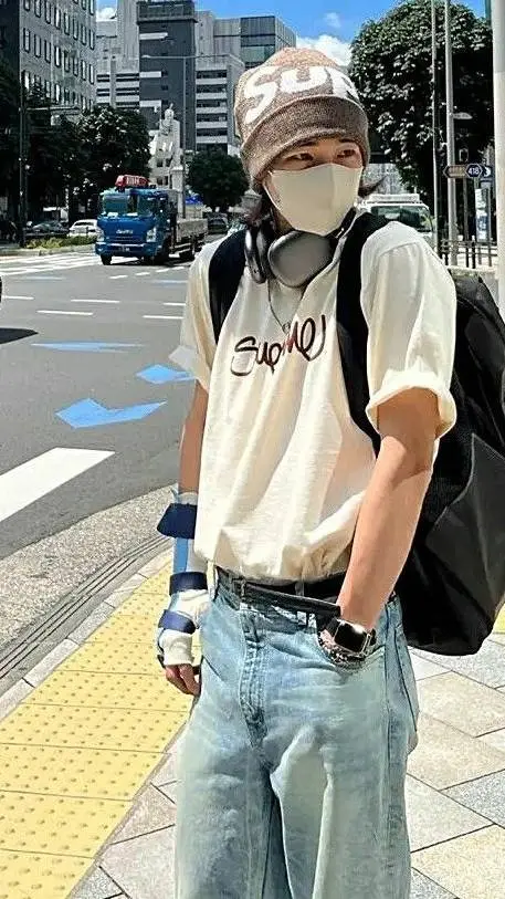 ai character: hyunjin  background