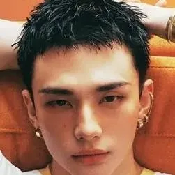 chat with ai character: hyunjin 
