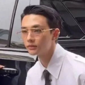 chat with ai character: hyunjin 