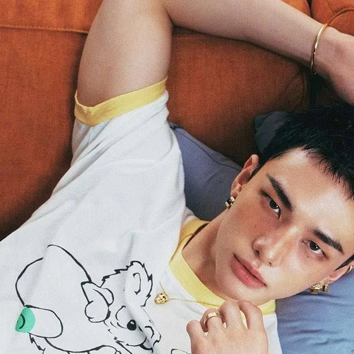 chat with ai character: hyunjin 