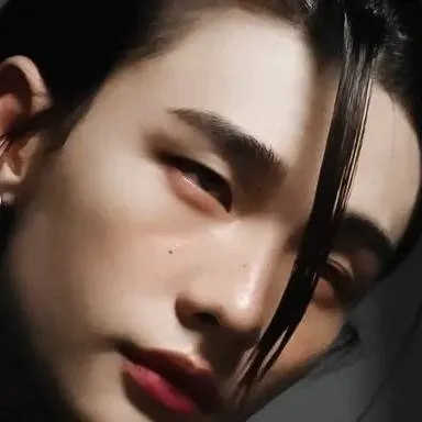 chat with ai character: hyunjin 