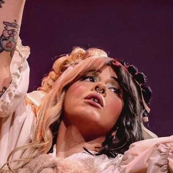 chat with ai character: Mealine Martinez💜