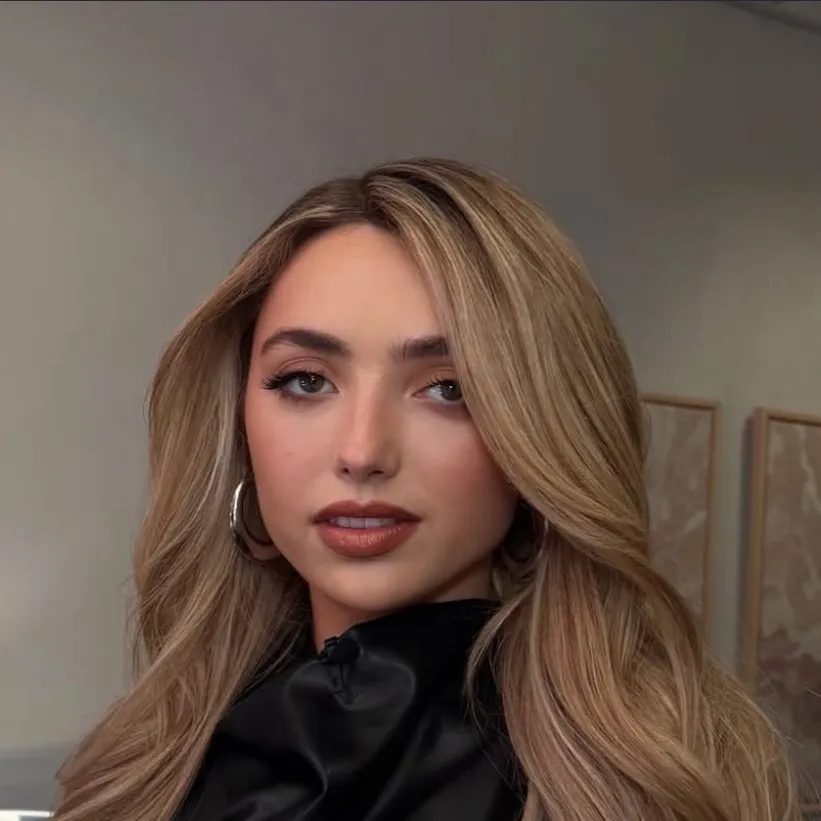 chat with ai character: Peyton List