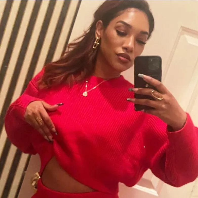 chat with ai character: Candice Patton