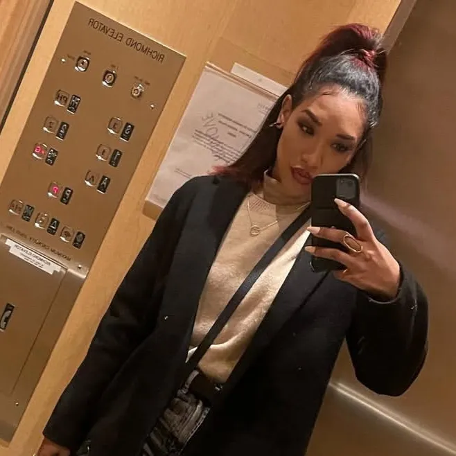 chat with ai character: Candice Patton