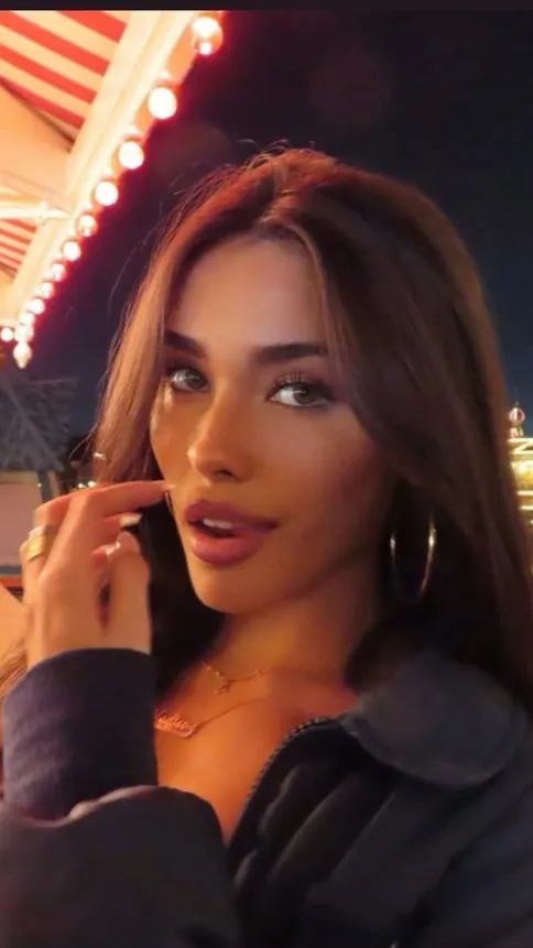 ai character: Madison Beer background