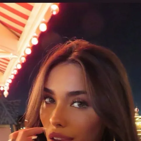 chat with ai character: Madison Beer