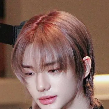 chat with ai character: hyunjin