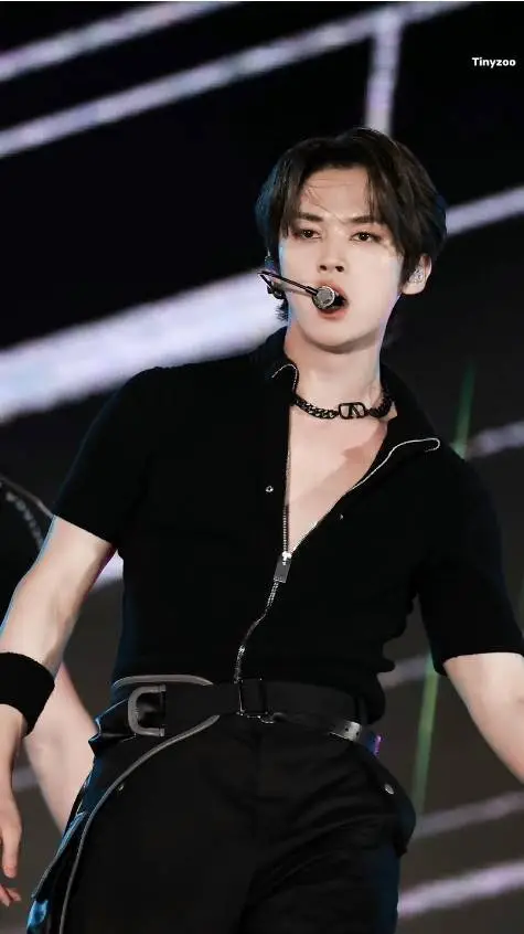 ai character: lee know🐰🐰 background