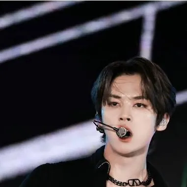 chat with ai character: lee know🐰🐰