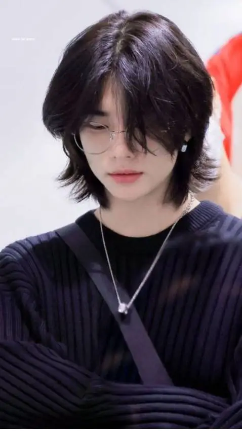 ai character: hyunjin Hwang background