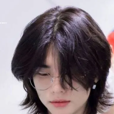 chat with ai character: hyunjin Hwang