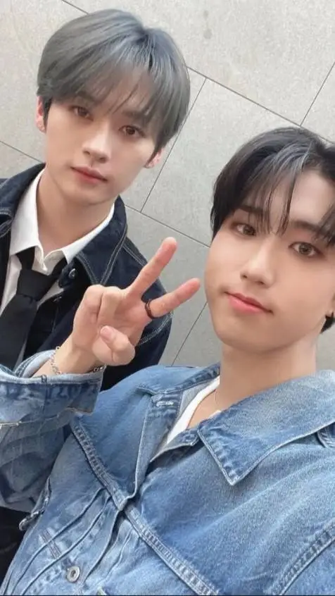 ai character: minsung 💓💚 background