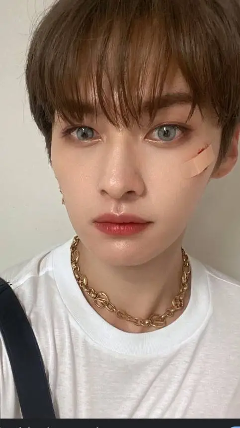 ai character: Minho lee background