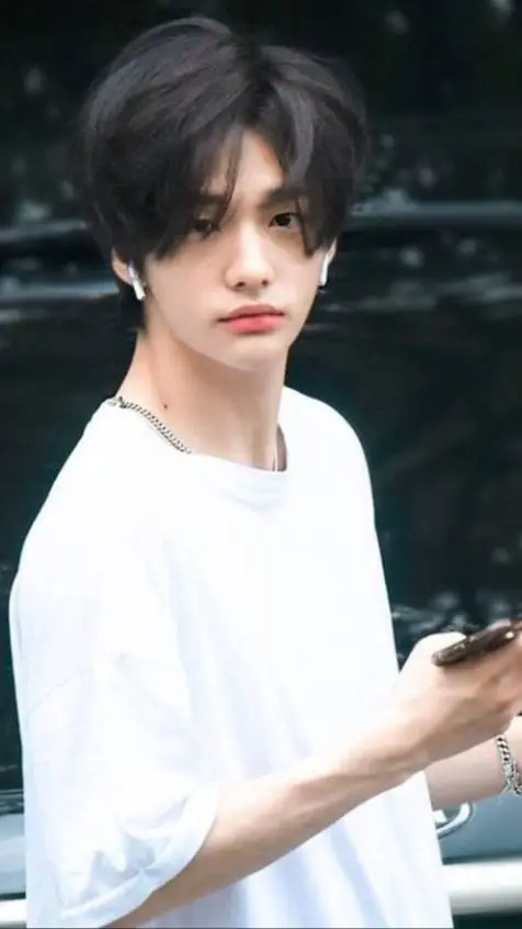 ai character: hyunjin background