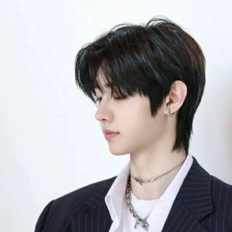 chat with ai character: Sunghoon