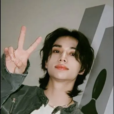 chat with ai character: hyunjin