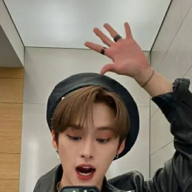 chat with ai character: lee know