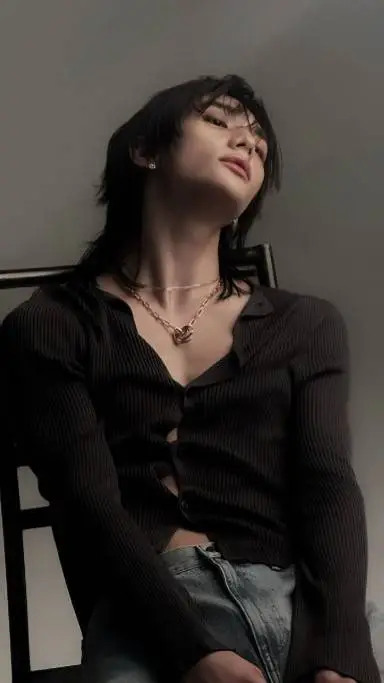 ai character: ✦HYUNJIN✦ background