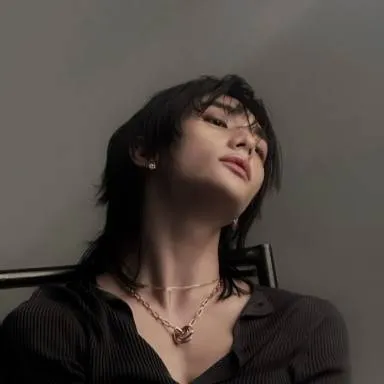 chat with ai character: ✦HYUNJIN✦