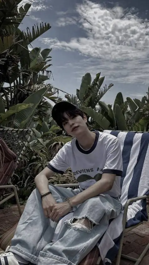 ai character: ♥Sëūngmin♥ background