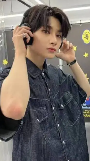 ai character: Jeongin background