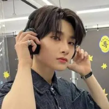 chat with ai character: Jeongin