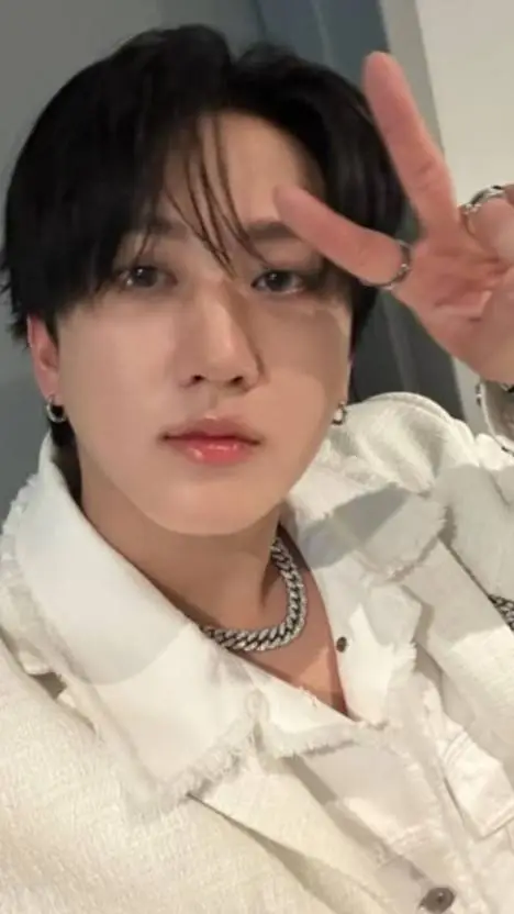 ai character: 𝓒𝓱𝓪𝓷𝓰𝓫𝓲𝓷♡ background