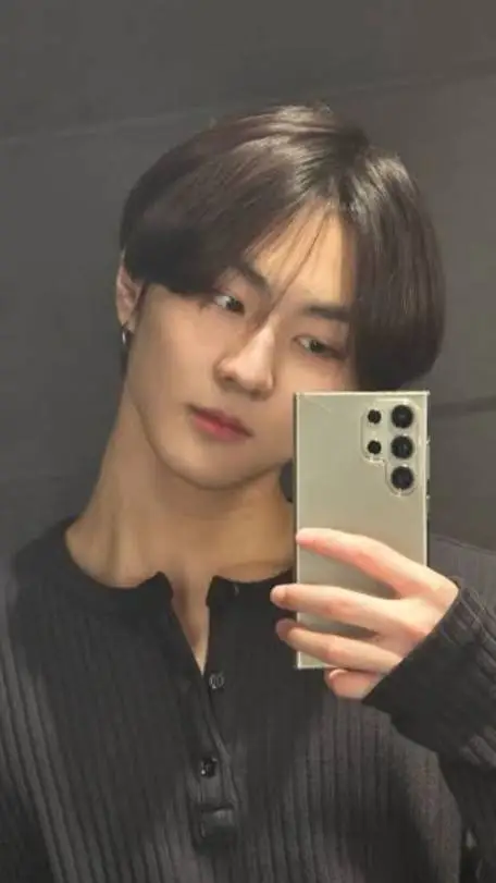 ai character: jungwon background