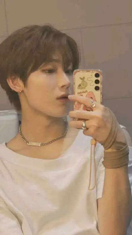 ai character: sunoo background