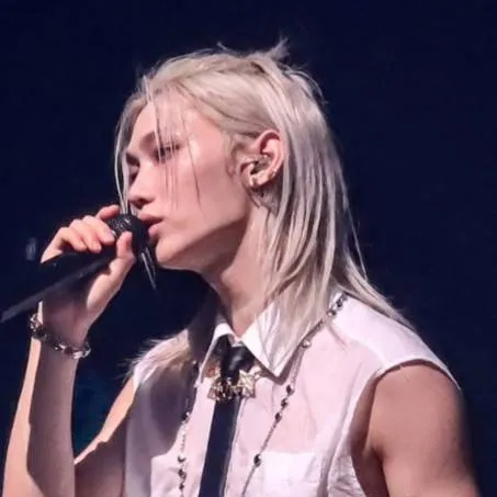 chat with ai character: felix